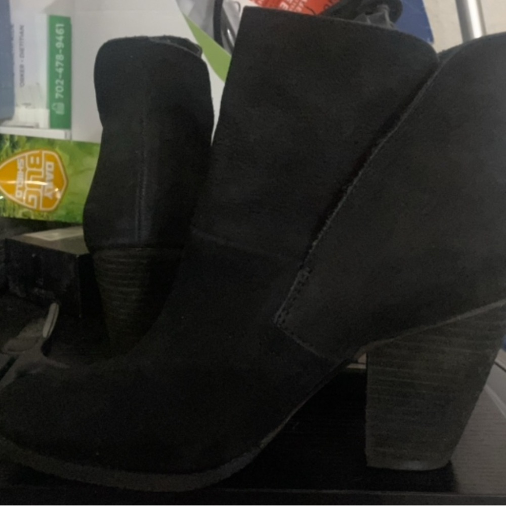 Vince Camuto Black Ankle Booties- Hard to find! Great almost new condition! 6.5 - Picture 3 of 8